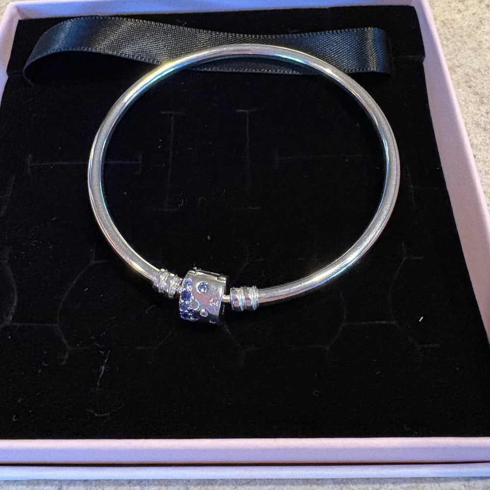 NEW Pandora Silver Barrel Clasp Bangle Bracelet.
